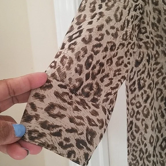 Chaus, 0141, vintage button down Animal Print blouse, elegant,  sz 6 - Picture 5 of 10